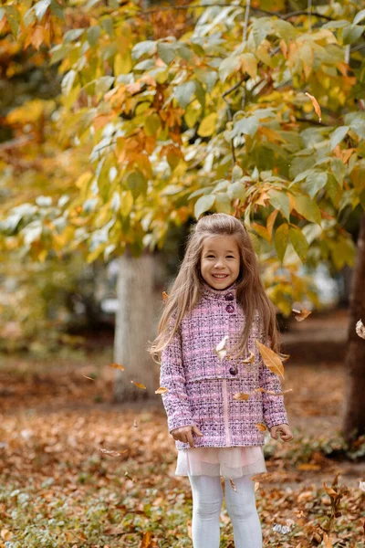 Funny Girl Ans Marche Dans Parc Automne — Photo