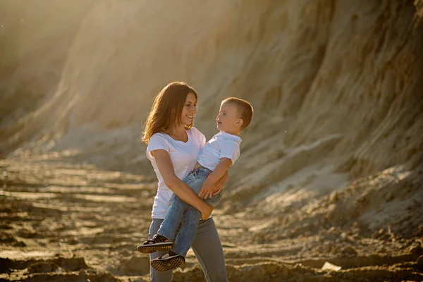 Jovem Morena Mãe Brinca Com Seu Filho Anos Uma Praia — Fotografia de Stock