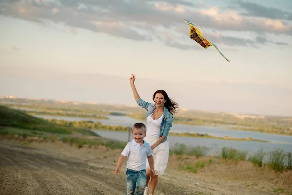 Jong Brunette Mam Lanceert Een Vlieger Met Haar Jaar Oud — Stockfoto