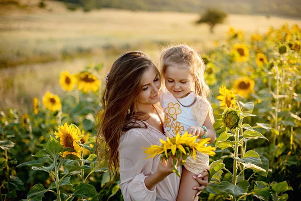 Mom Daughter Years Old Field Sunflower Summer Sunset — Stock Photo, Image