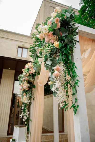 花で飾られた結婚式の登録アーチ — ストック写真