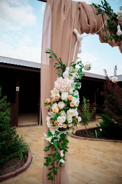 Düğün kemeri çiçeklerle süslenmiş.