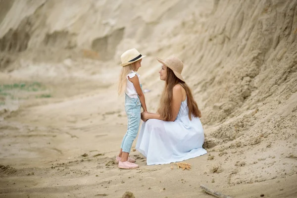 Річна Дівчина Мамою Джинсовому Одязі Піщаному Пляжі — стокове фото