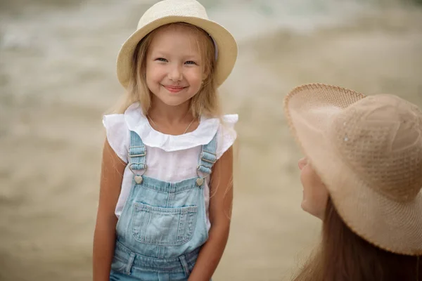 Gammal Flicka Jeans Kläder Sandstrand — Stockfoto