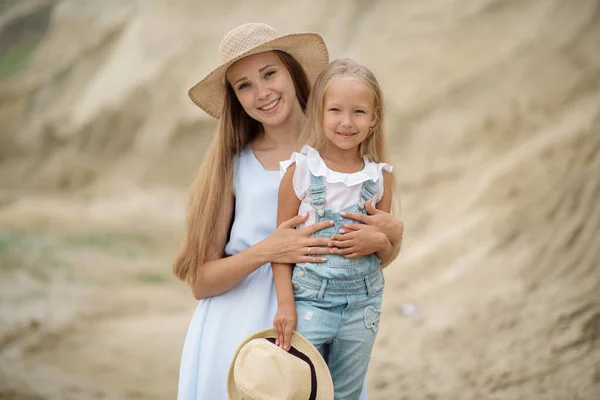 Anni Ragazza Whith Sua Madre Jeans Vestiti Una Spiaggia Sabbia — Foto Stock