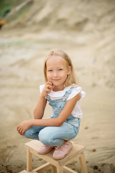 Kumsalda kot giyen 8 yaşında bir kız.