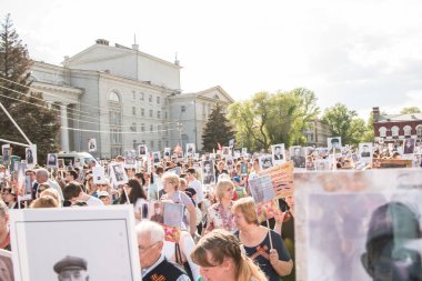 Saratov, Rusya - 9 Mayıs 2016 Zafer Günü, geçit töreni Ölümsüz Alay