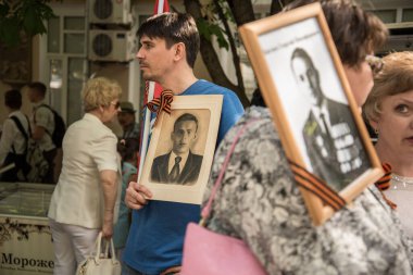 Saratov, Rusya - 9 Mayıs 2016 Zafer Günü, geçit töreni Ölümsüz Alay