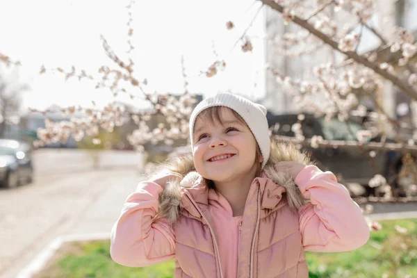 春天的时候 小女孩在一棵开花的树上散步 — 图库照片