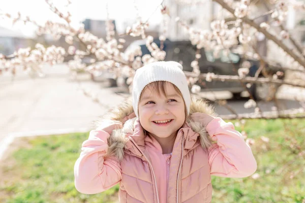 Маленька Дівчинка Гуляє Тлі Квітучого Дерева Навесні — стокове фото