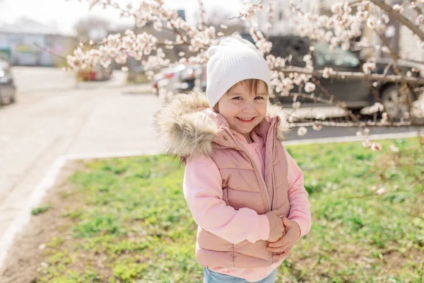 Маленька Дівчинка Гуляє Тлі Квітучого Дерева Навесні — стокове фото