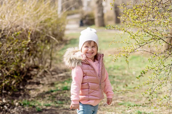 Liten Flicka Promenader Naturen Vårparken — Stockfoto