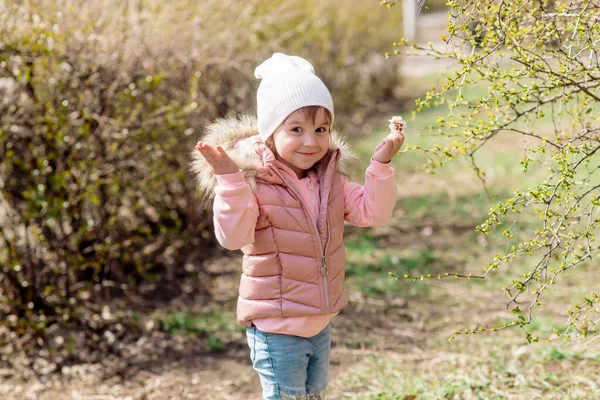 Küçük Kız Bahar Parkında Doğada Yürüyor — Stok fotoğraf