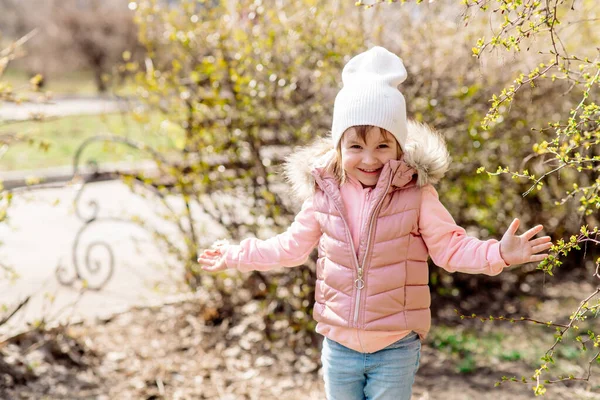 Petite Fille Promène Dans Nature Dans Parc Printemps — Photo