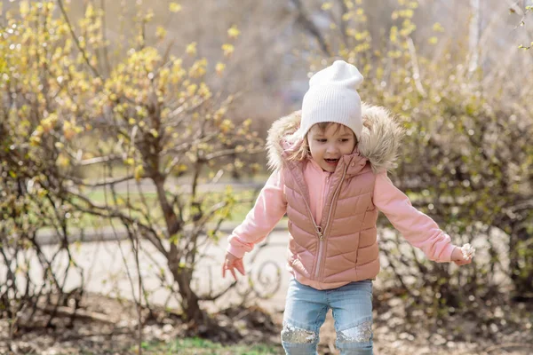 Mała Dziewczynka Spaceruje Przyrodzie Parku Wiosennym — Zdjęcie stockowe