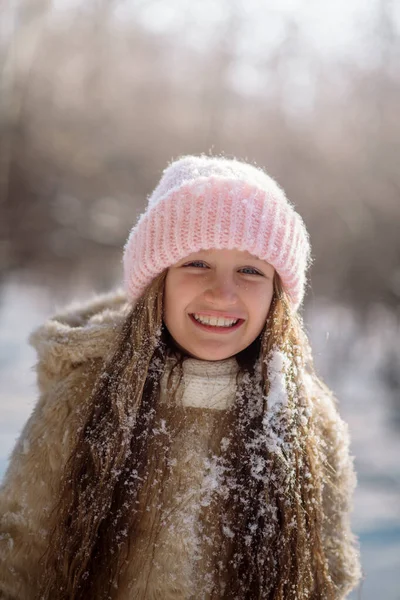 Leuk Krullend Meisje Van Jaar Oud Speelt Een Besneeuwd Bos — Stockfoto