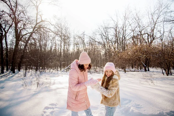 Linda Chica Rizada Años Joven Madre Juegan Bosque Nevado Invierno —  Fotos de Stock