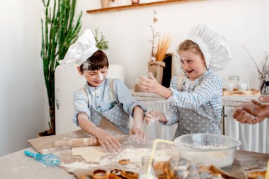 Kız ve erkek kardeş para kazanıyor ve mutfakta un yiyorlar.