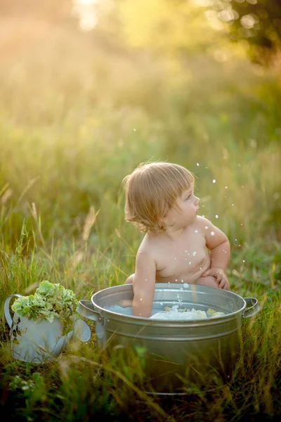 Kleines Baby Badet Becken Auf Sommerrasen — Stockfoto