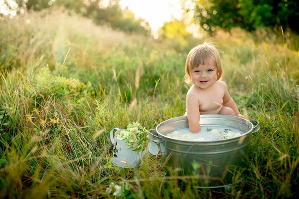 Kleine Baby Baadt Een Bassin Een Zomergazon — Stockfoto