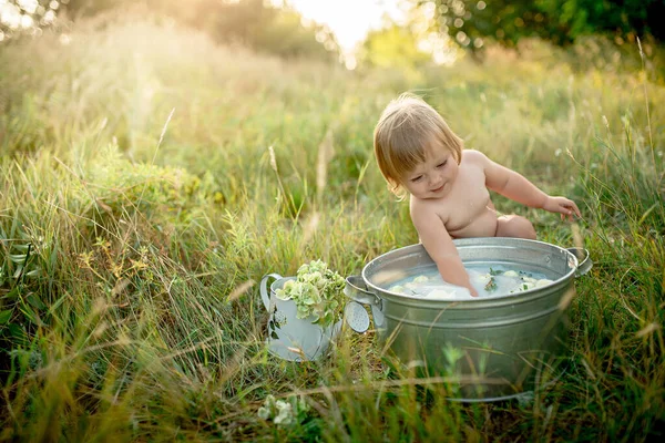 Kleine Baby Baadt Een Bassin Een Zomergazon — Stockfoto