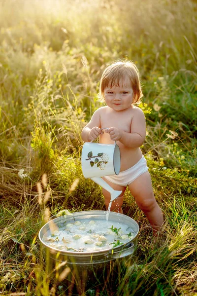 Маленький Ребенок Купается Раковине Летней Лужайке — стоковое фото