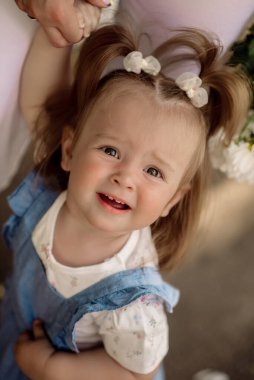 Küçük kız, annesiyle ilk adımlarını atıyor.