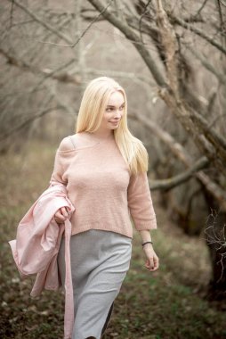 Güzel hamile kadın nisan ayında bahar ormanlarında yürür.