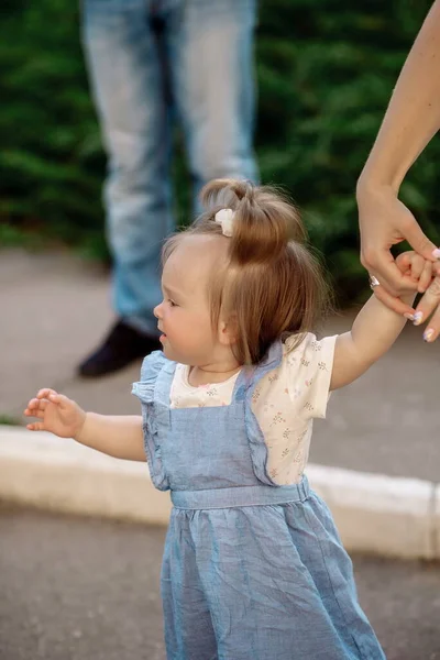 Mała Dziewczynka Robi Pierwsze Kroki Spacerze Mamą — Zdjęcie stockowe