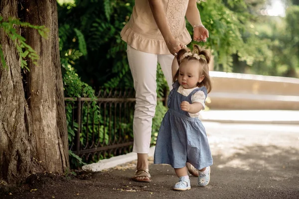 Little Girl Takes First Steps Walk Mom — Stock Photo, Image