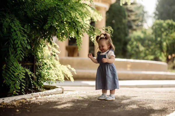 Mała Dziewczynka Robi Pierwsze Kroki Spacerze Mamą — Zdjęcie stockowe