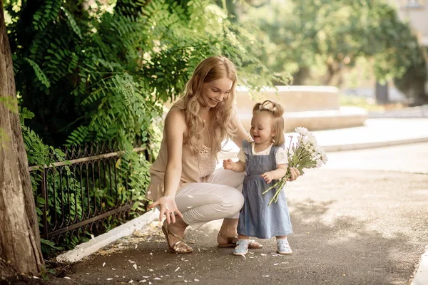 Little Girl Mom Sniff Bouquet Daisies — Stock Photo, Image