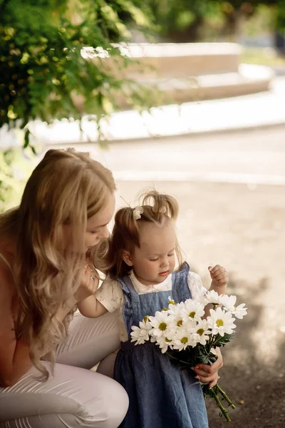 Little Girl Mom Sniff Bouquet Daisies — Stock Photo, Image