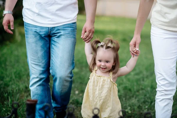 Klein Meisje Een Wandeling Met Ouders Neemt Eerste Stappen — Stockfoto