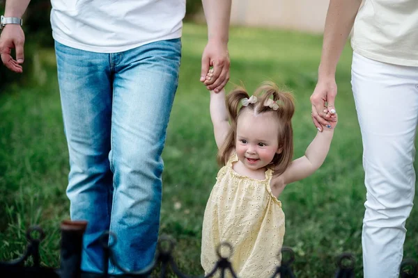Little Girl Walk Parents Takes First Steps — Stock Photo, Image