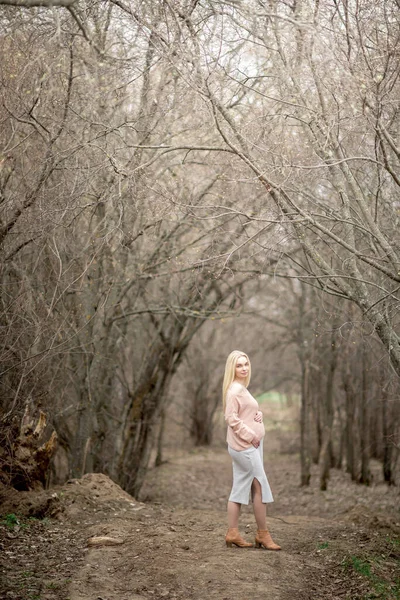 Bella Donna Incinta Cammina Nella Foresta Primaverile Aprile — Foto Stock