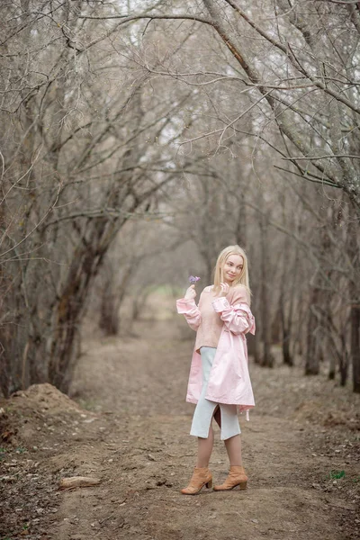 美丽的孕妇在春天的森林里散步 — 图库照片