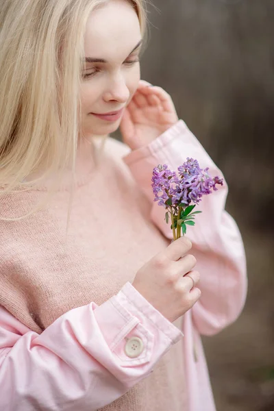 Vacker Gravid Kvinna Promenader Vårskogen April — Stockfoto