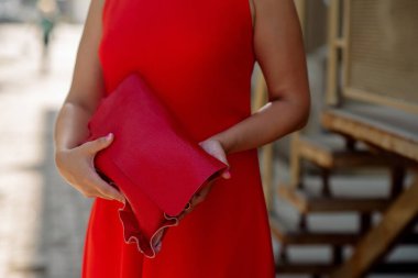 Bir kadının ellerinde İtalyan tarzı bir yaz çantası