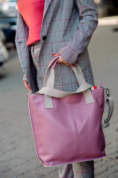 女性の手の中に夏のバッグイタリアスタイル — ストック写真