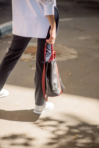 Sommertasche Italienischen Stil Den Händen Einer Frau — Stockfoto