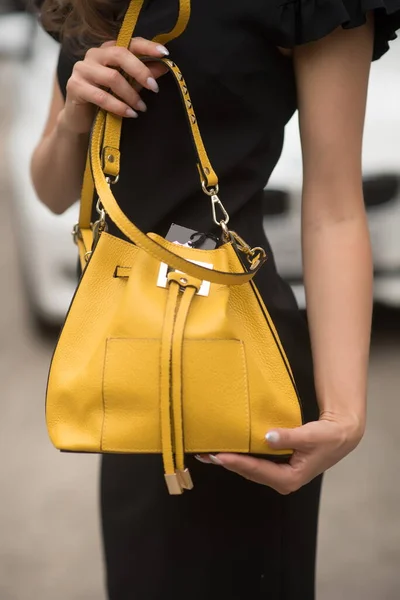 Bir kadının ellerinde İtalyan tarzı bir yaz çantası