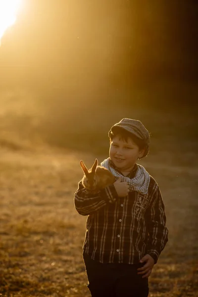 Смішний Хлопчик Одягнений Вінтажний Одяг Фермі Кроликами — стокове фото
