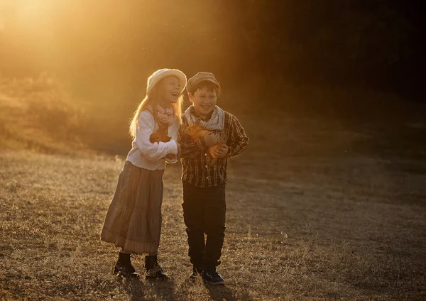 Dívka Chlapec Let Procházce Králíky — Stock fotografie