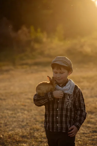 Смішний Хлопчик Одягнений Вінтажний Одяг Фермі Кроликами — стокове фото