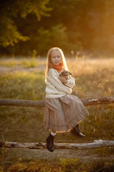 Lustiges Mädchen Vintage Outfit Auf Einem Bauernhof Mit Kaninchen — Stockfoto