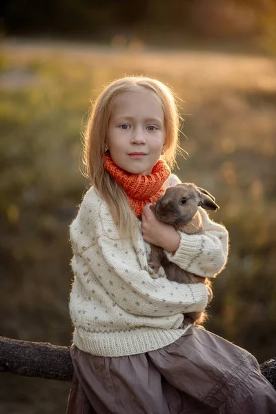 Vtipné Dívka Oblečená Retro Oblečení Farmě Králíky — Stock fotografie