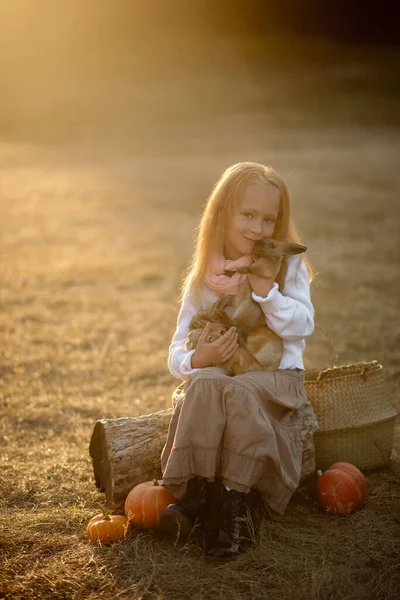Забавная Девушка Винтажном Наряде Ферме Кроликами — стоковое фото