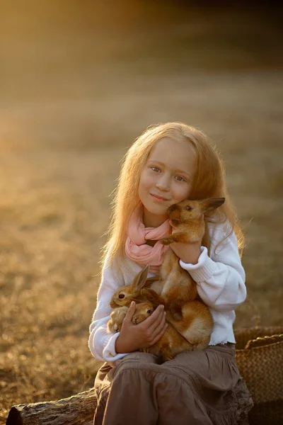 Vtipné Dívka Oblečená Retro Oblečení Farmě Králíky — Stock fotografie