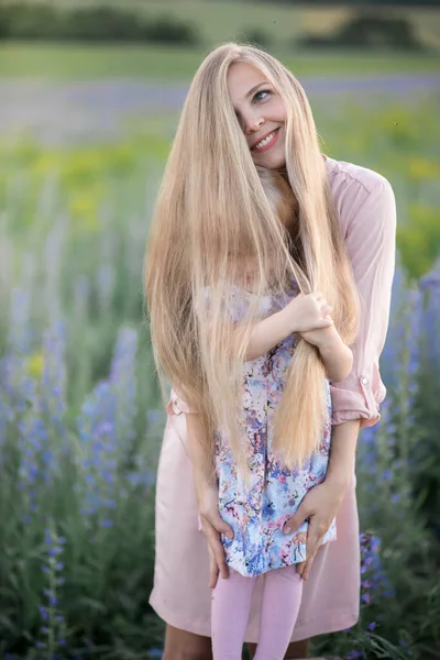 Beautiful Blond Woman Long Hair Her Little Daughter Flowering Field — Stock Photo, Image